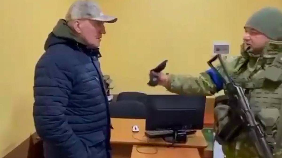 Ucraina, l'ambasciatore bielorusso lascia Kiev: trattato come Giuda, gli hanno regalato 30 denari