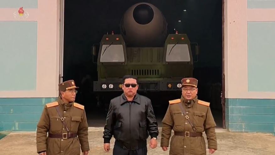 Kim Jong-un come Top Gun, occhiali da sole e giubbotto di pelle: il video del dittatore nordcoreano