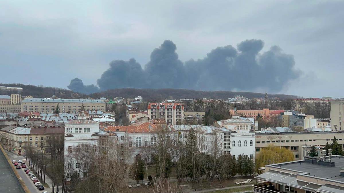 Ucraina, segnalate forti esplosioni nei pressi di Leopoli, colonne di fumo nel cielo