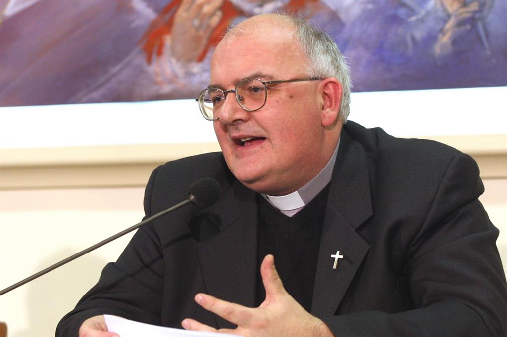 Mons. Perego (Migrantes): "Forse questa guerra ci farà aprire il cuore per accogliere tutti i profughi"