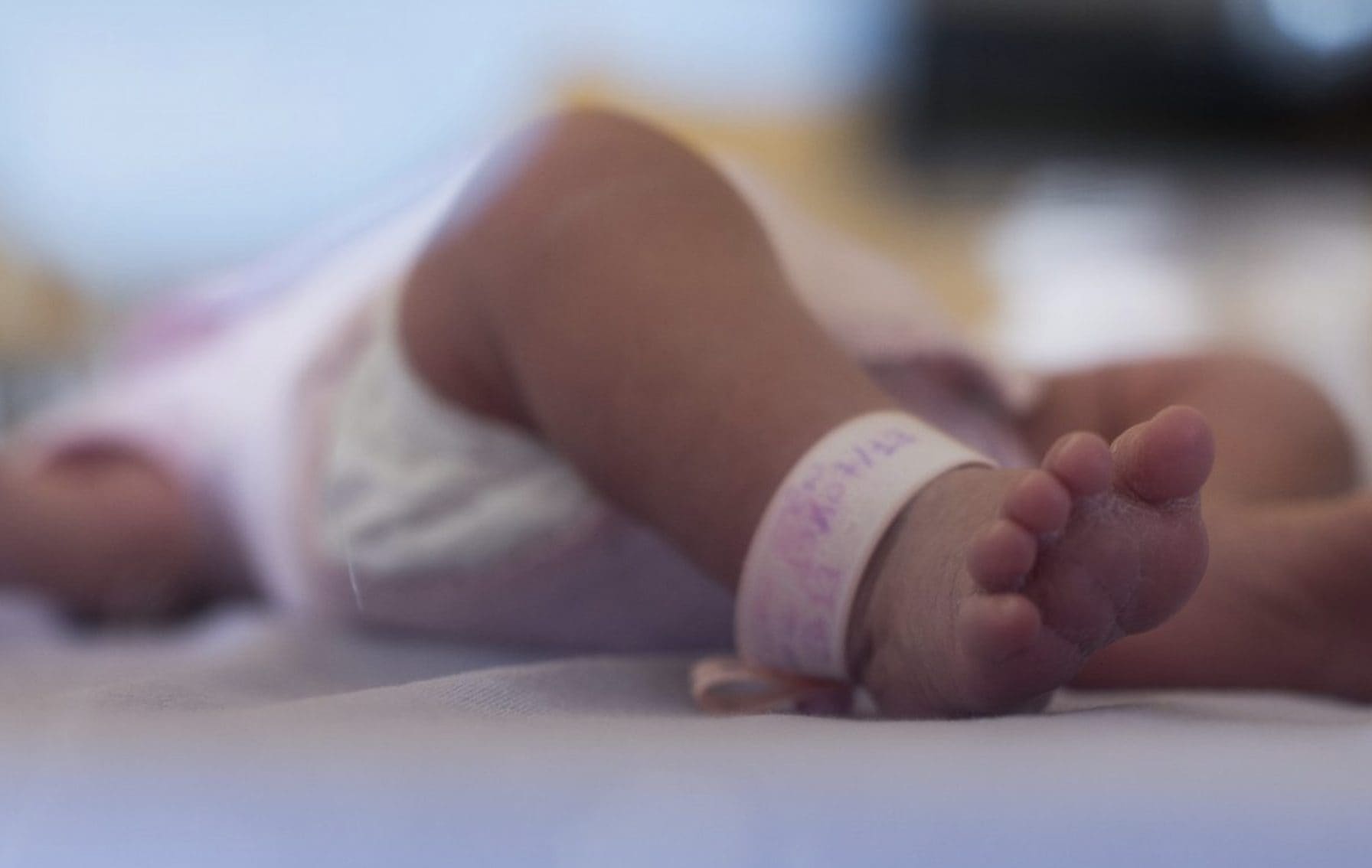 Gemellini neonati abbandonati e positivi alla cocaina: la madre li ha lasciati in ospedale