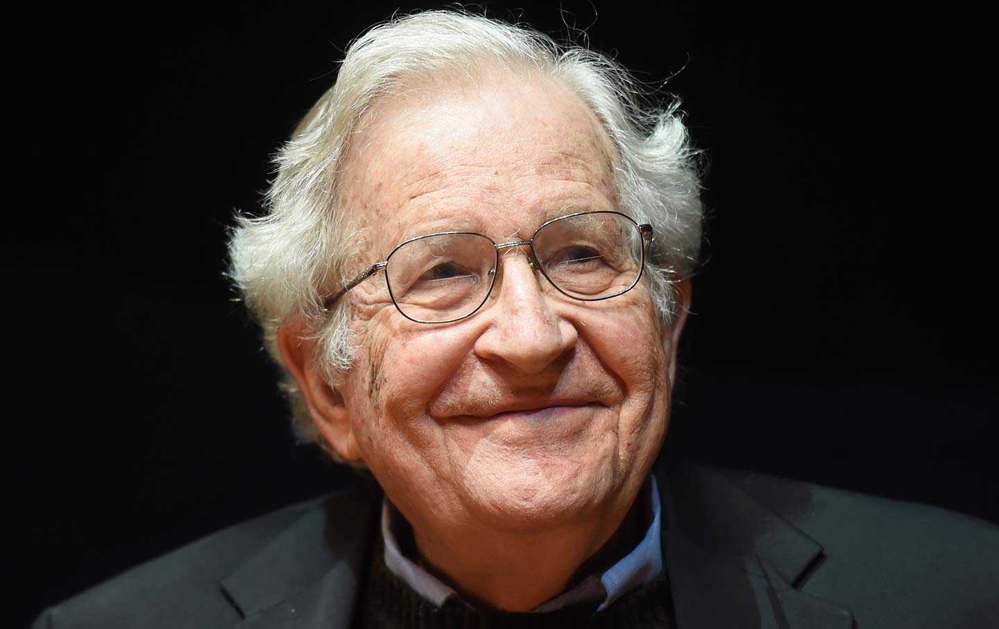 La lezione di Noam Chomsky sulla guerra: la Nato, Putin e un mondo che non va