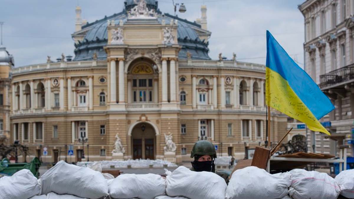 Ucraina, Odessa sotto attacco russo: bombe sull'aeroporto