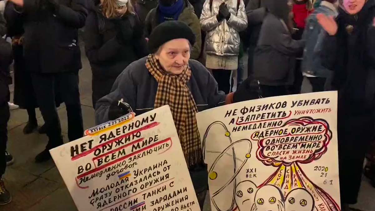 osipova Russia, Putin fa arrestare anche gli anziani che manifestano per la pace (video)