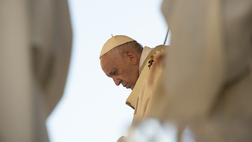 Papa Francesco, preghiera per la pace: "Dio, ferma la guerra o la catastrofe atomica ci estinguerà"