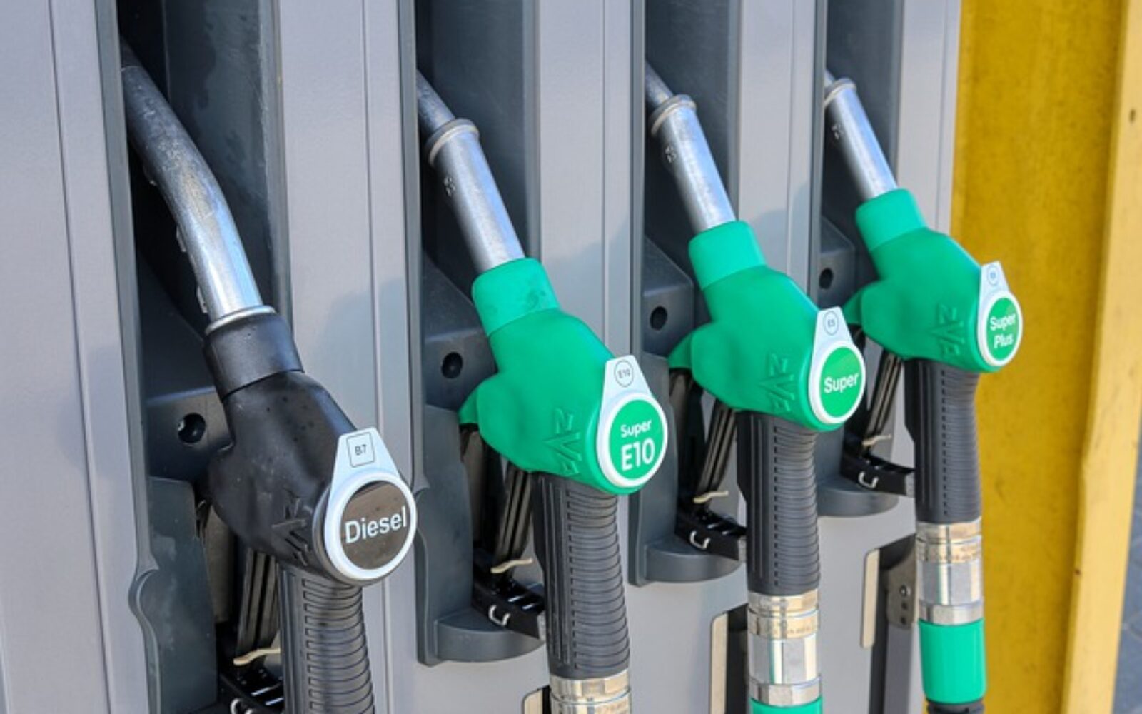 Prezzi della benzina in discesa, il diesel sotto quota 1,90 euro al litro