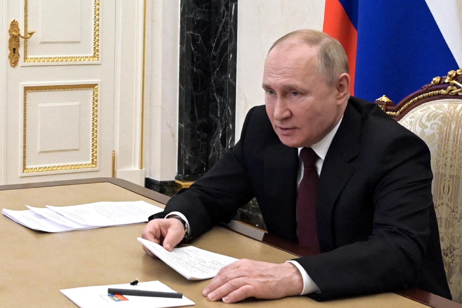 Putin: "L'Occidente paghi il gas in rubli o i contratti saranno interrotti"