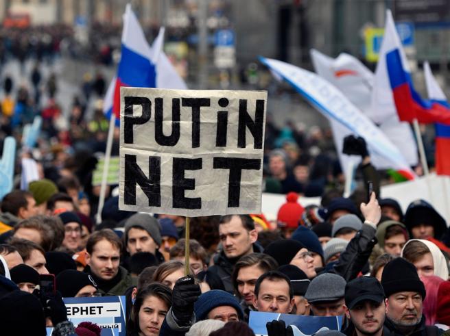 Via da Internet, Putin sferra l’attacco finale all’Europa