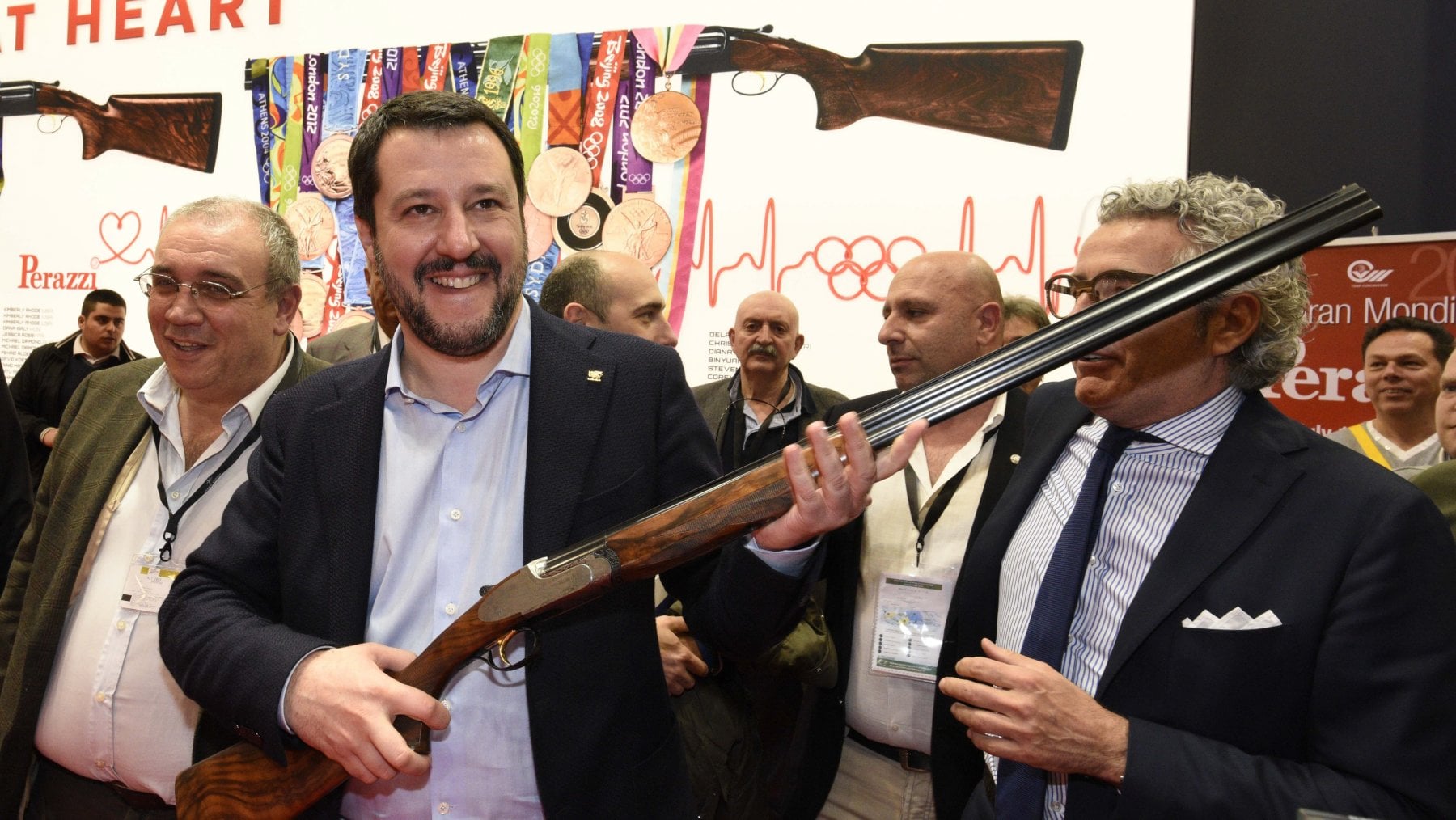 Salvini il finto buono: "Pensiamo ai bambini, non alle armi". Lo dica ai minori annegati nel Mediterraneo