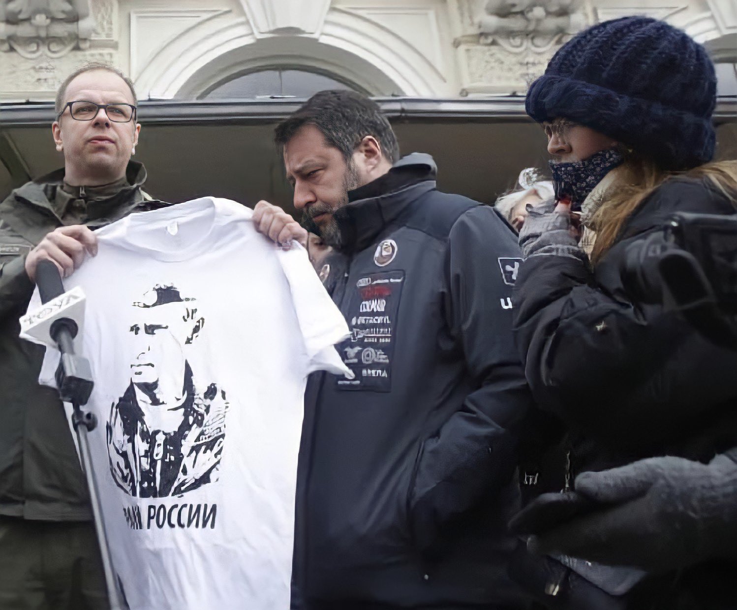 Salvini umiliato dal sindaco di Przemysl bofonchia qualcosa e fugge tra i 'buffone'