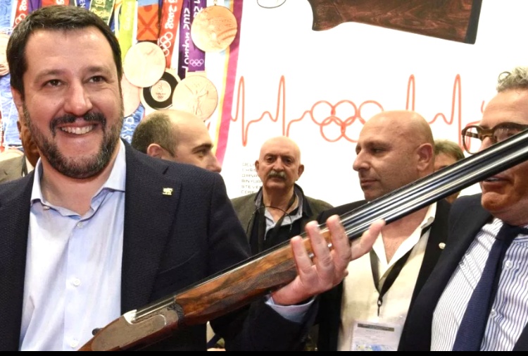Salvini finto-pacifista dimentica che lo spettro nucleare lo ha agitato il suo idolo Putin: "Ne parlano oltre Oceano"