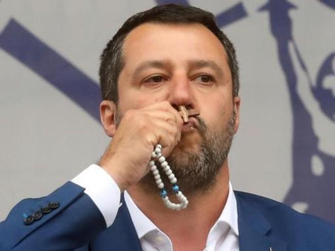Salvini il 'pacifista' è andato a Varsavia a fare propaganda: avrà portato la maglietta di Putin?