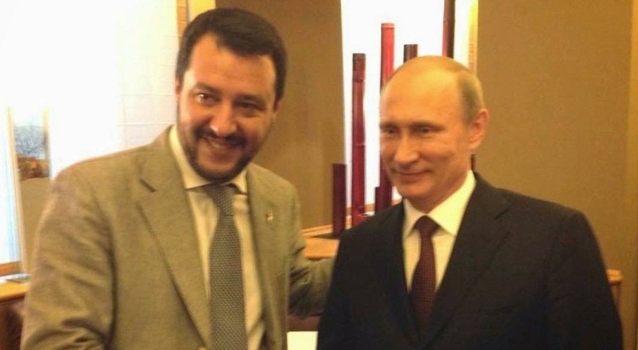 Salvini il fan di Putin continua la pantomima pacifista che guarda alla Russia: "Non mi auguro anni di guerra fredda..."