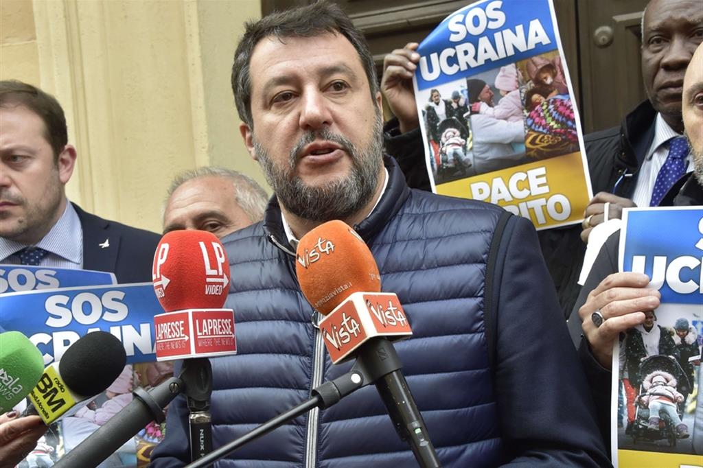 Salvini si traveste da buono per fare passerella e dimenticare Putin: "Ho accolto mamme ucraine, da papà"