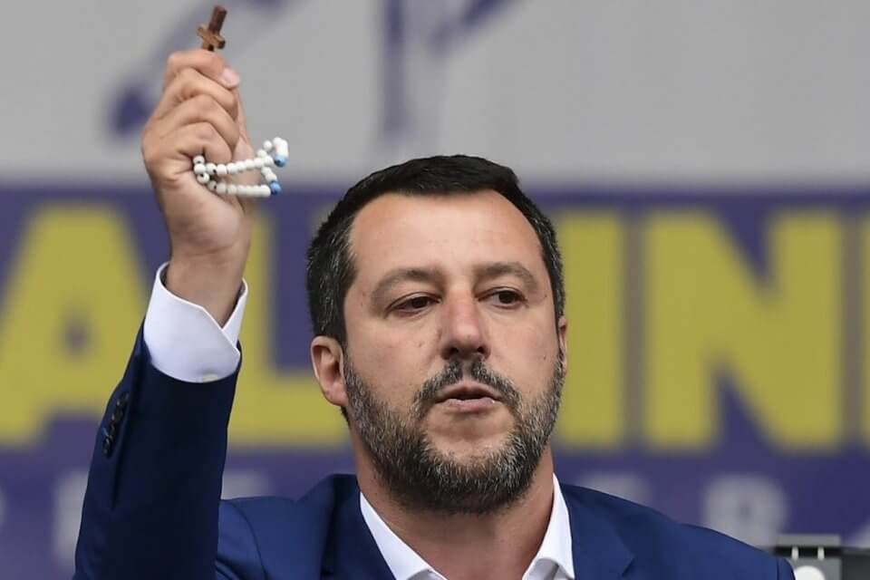 La figura meschina non frena Salvini: ora va in Vaticano a 'informare' sulla crisi umanitaria