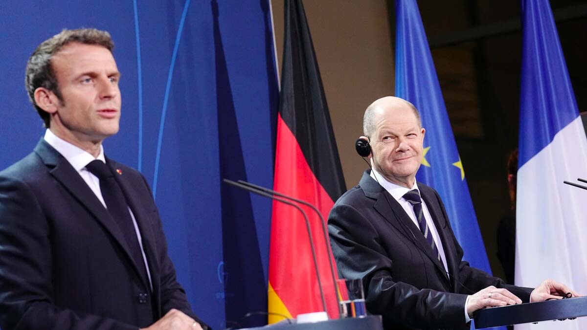 Ucraina, Macron e Scholz al telefono con Putin: "Subito il cessate il fuoco, dobbiamo risolvere la crisi"