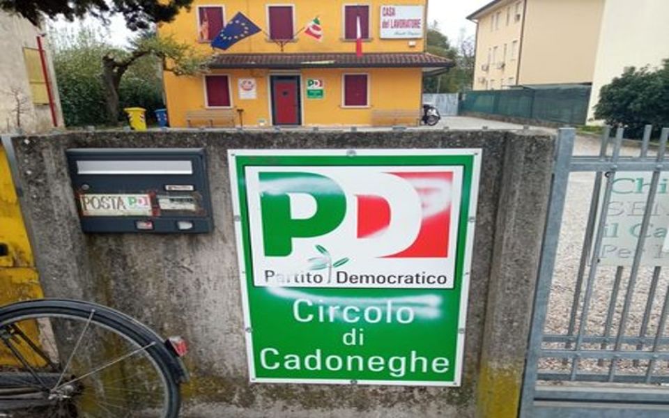 sede-Pd-imbrattata-z Sede del Pd imbrattata con la Z simbolo dell'invasione russa in Ucraina