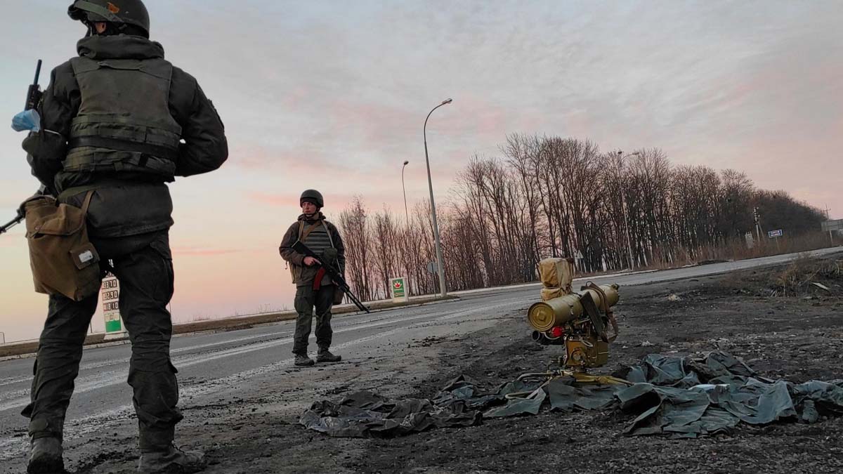 Ucraina, i russi distruggono la centrale elettrica di Okhtyrka: civili senza luce e gas rischiano di morire di freddo