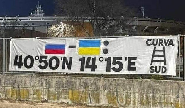 Gli ultras neo-nazisti del Verona invitano Russia e Ucraina a bombardare Napoli: lo striscione della vergogna Gli ultras neo-nazisti del Verona invitano Russia e Ucraina a bombardare Napoli: lo striscione della vergogna