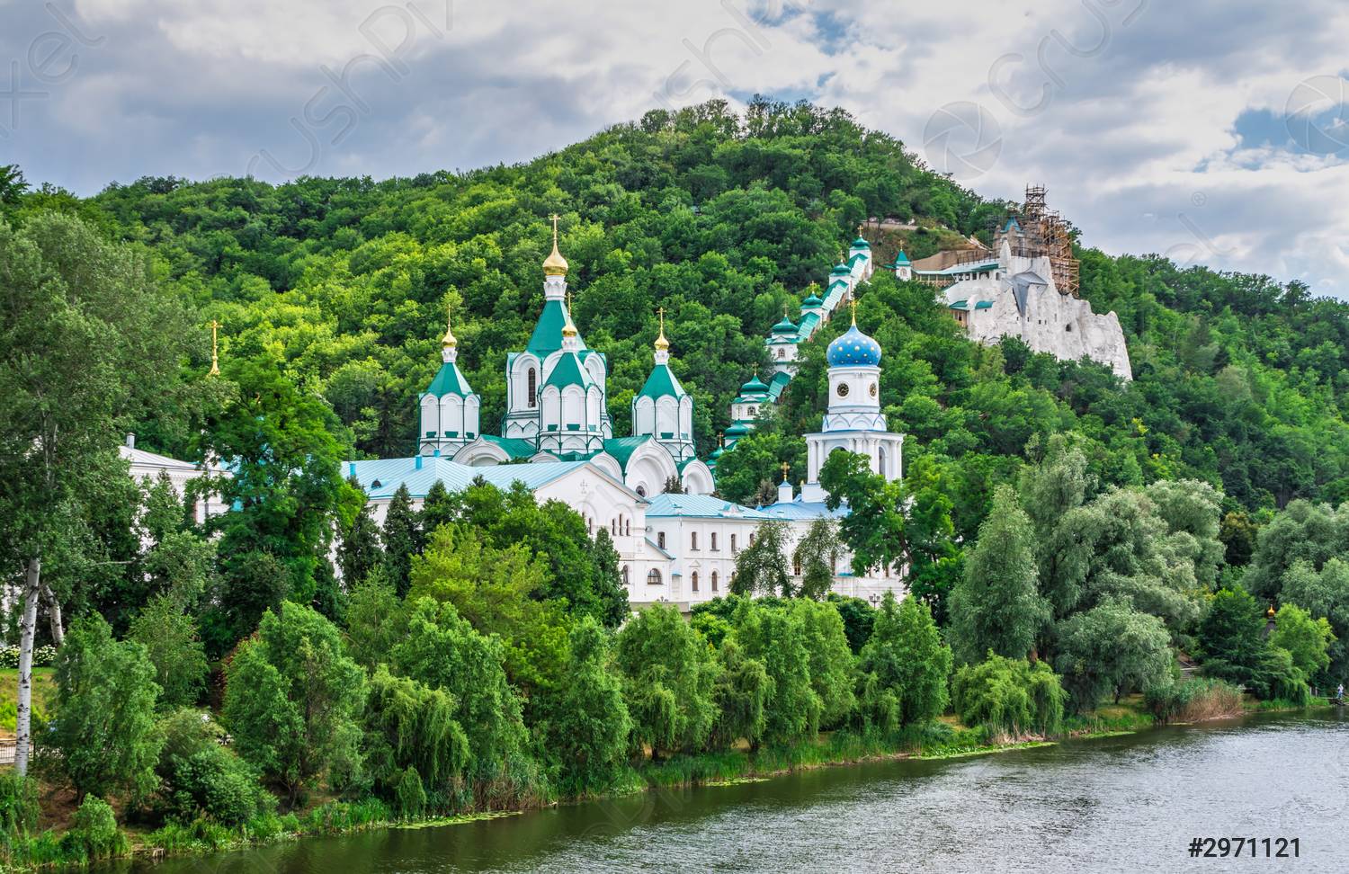 Ucraina, la Russia bombarda uno storico monastero che aveva accolto 520 sfollati Ucraina, la Russia bombarda uno storico monastero che aveva accolto 520 sfollati