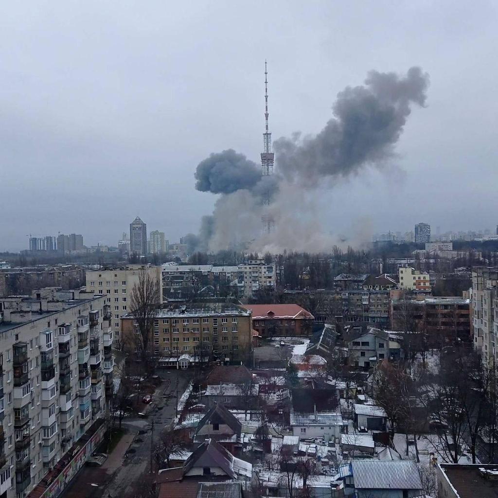 Ucraina, la torre della televisione di Kiev colpita dai missili russi: oscurate le trasmissioni