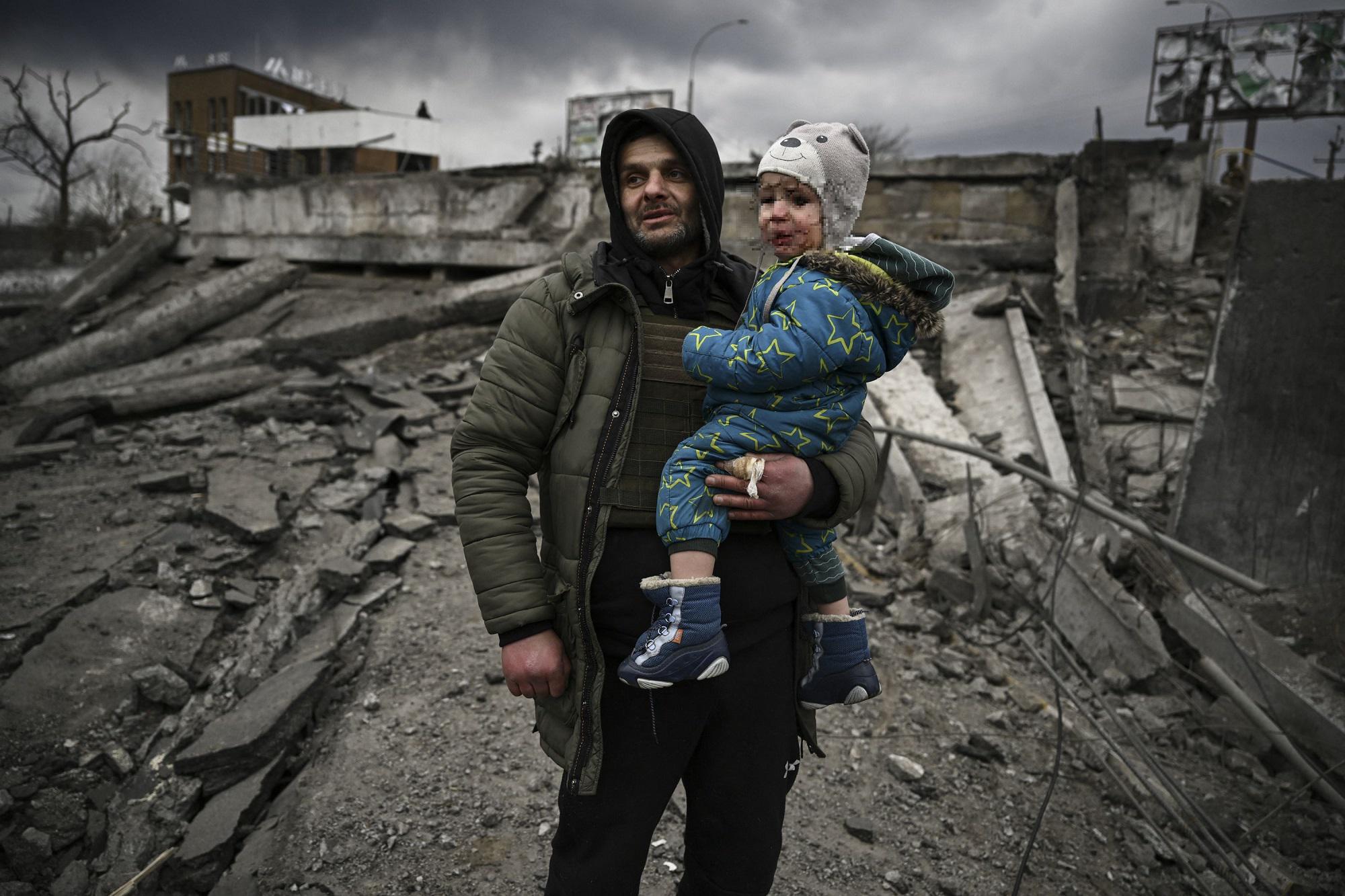 Un mese di guerra: 4 milioni di bimbi sfollati. Cartoline dall'inferno ucraino