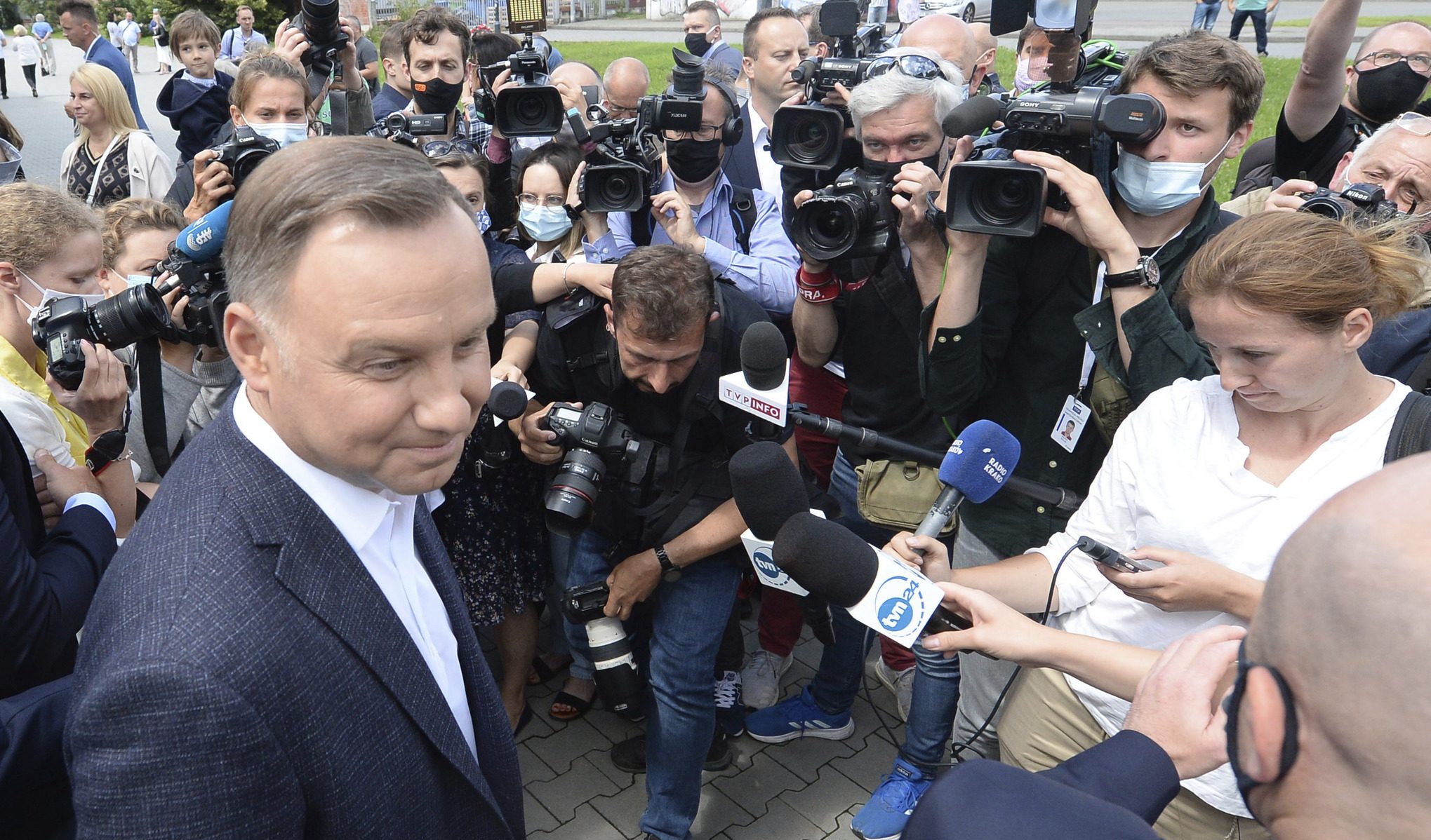 Ucraina, il presidente polacco Duda è atterrato a Rzeszow. Paura nel primo volo bloccato per un problema tecnico