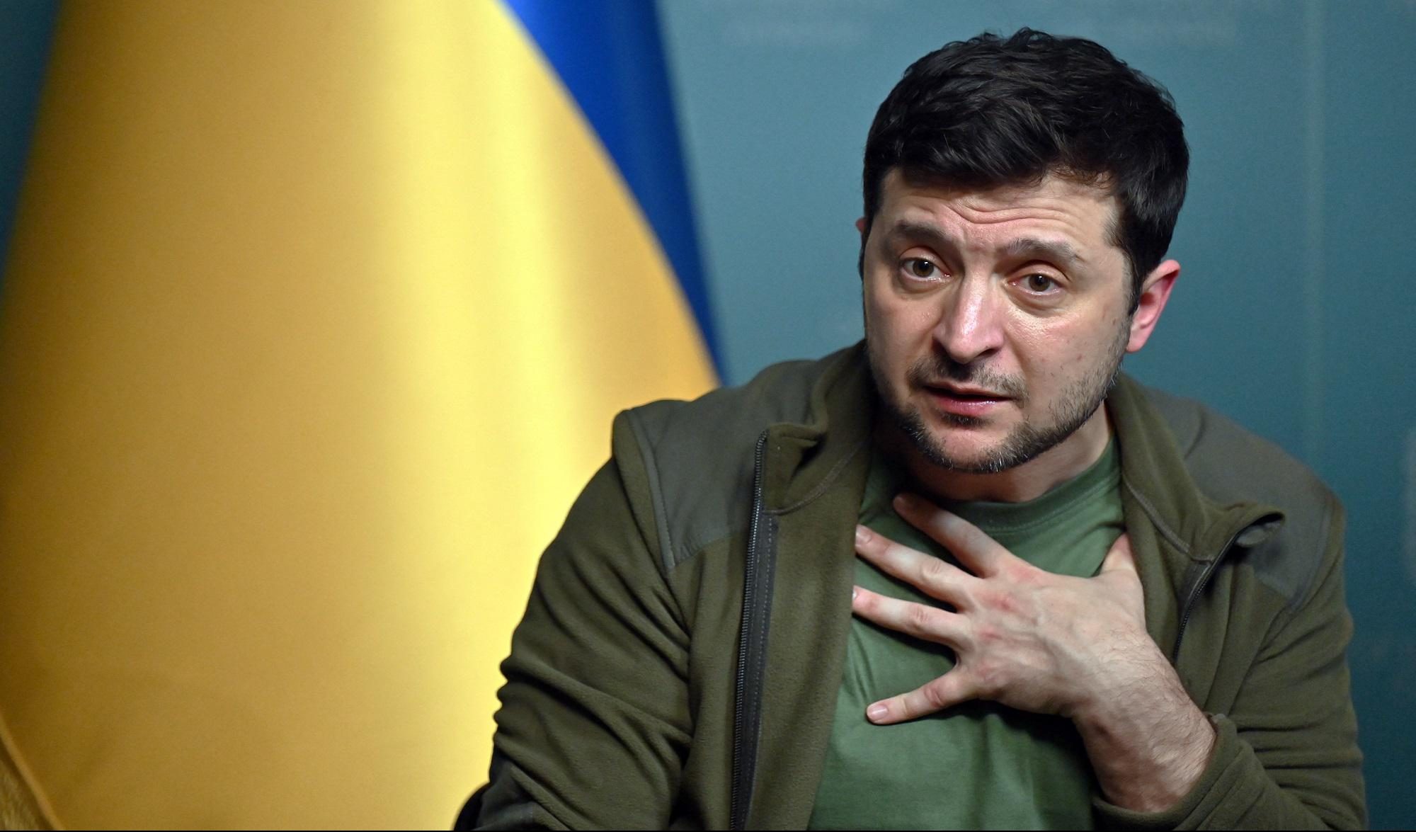 Ucraina, Zelensky apre ai compromessi: "Si possono fare ma non devono essere il tradimento del mio paese"