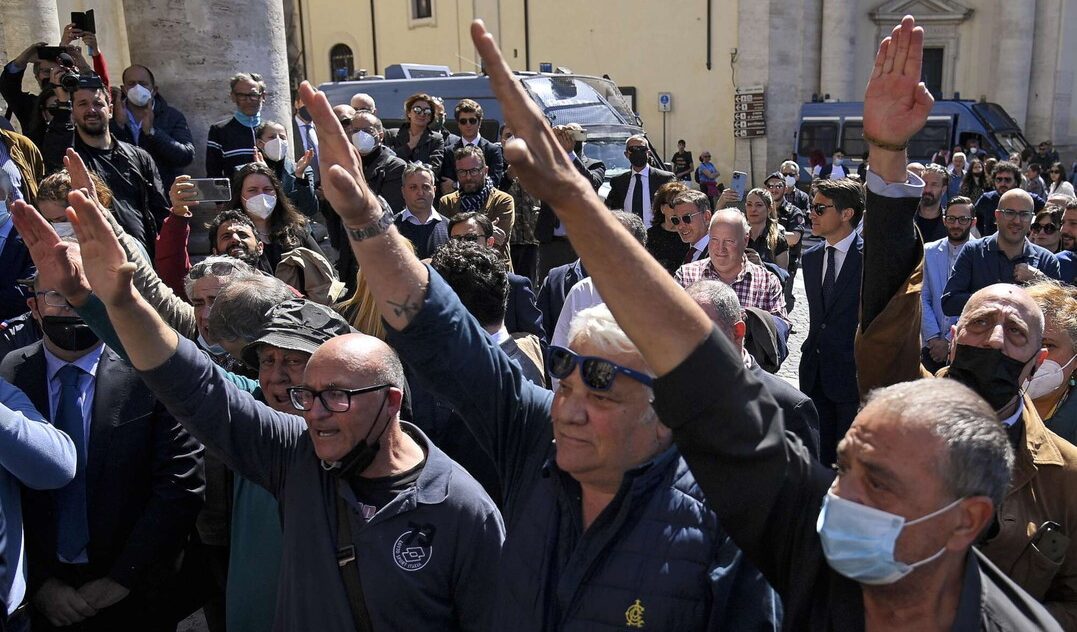 I funerali di Assunta Almirante diventano una vergognosa adunata fascista