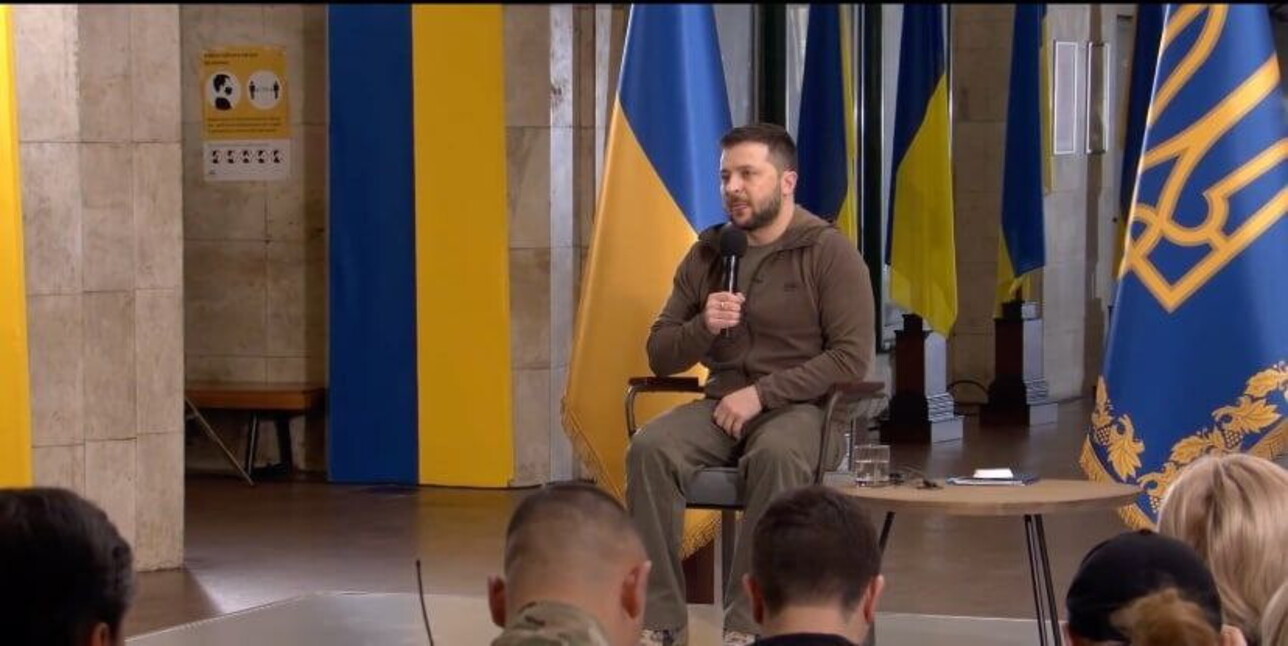 Zelensky: "Chi ci chiede di cedere territori in cambio di una illusione di pace non pensa agli ucraini"