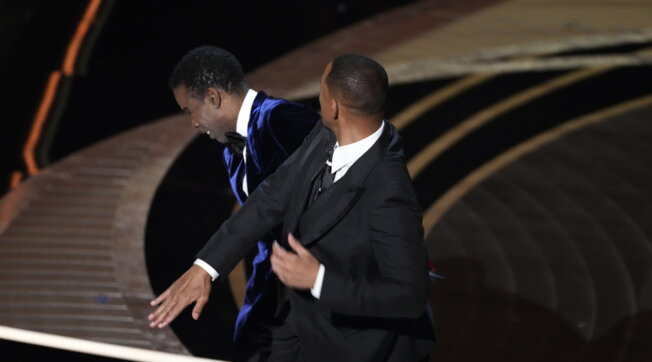 Will Smith bandito per 10 anni dall'Academy per lo schiaffo a Chris Rock  agli Oscar