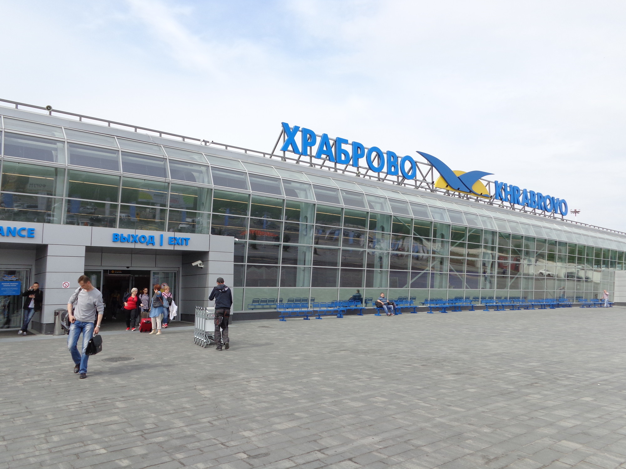 In Russia scatta l'ucraino-fobia: colori giallo-blu al bando, ridipinti edifici e centri commerciali In Russia scatta l'ucraino-fobia: colori giallo-blu al bando, ridipinti edifici e centri commerciali