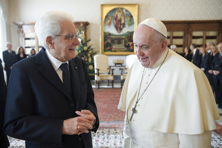 Mattarella al Papa: "Mantenere viva la speranza e saldo l'impegno per una pace fondata sulla giustizia