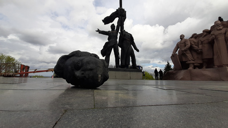 Decapitata la statua di Kiev simbolo dell’amicizia tra Russia e Ucraina
