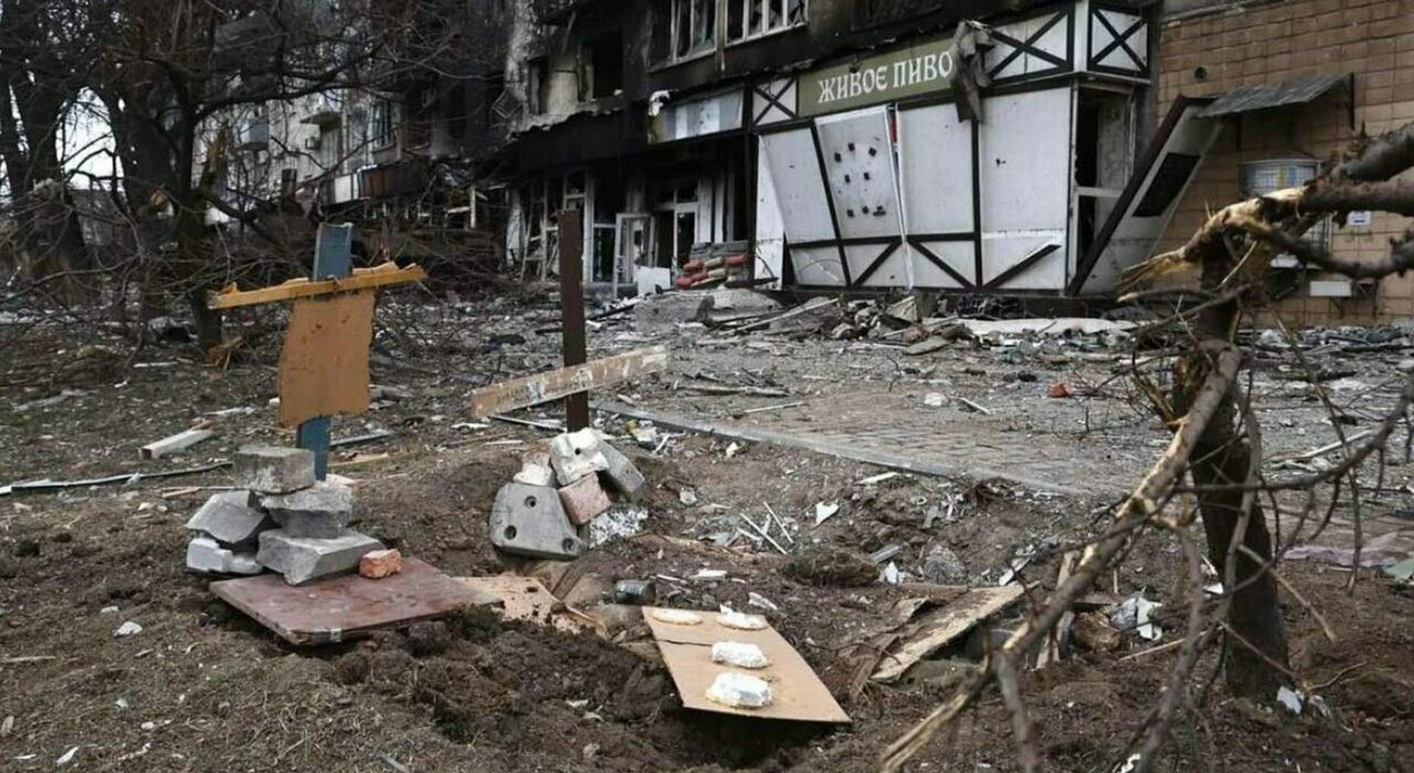 Mariupol, la disumanità degli sgherri di Putin: abbattuti 1.300 edifici senza rimuovere i cadaveri dalle macerie
