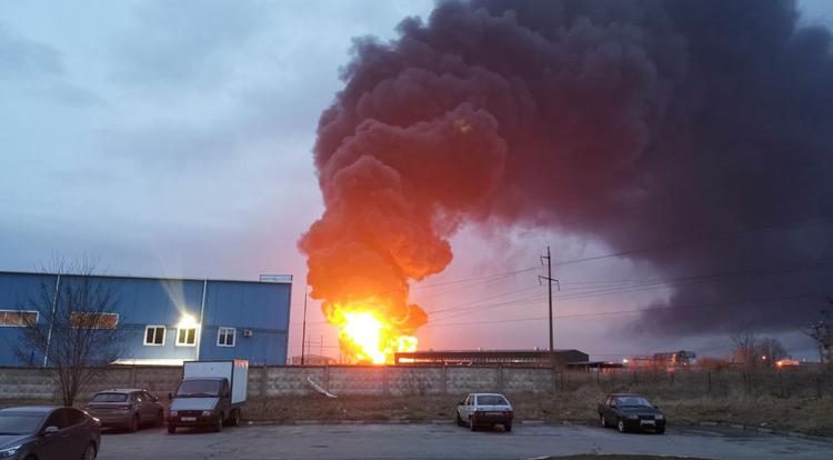 Attacco ucraino sul suolo russo, il deposito di petrolio di Belgorod in fiamme: "Peserà sui negoziati"