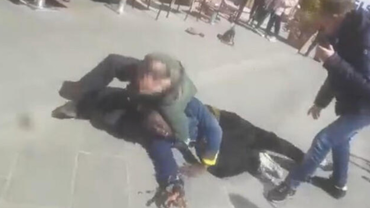 Un venditore ambulante viene fermato dagli agenti, il video diventa virale. Ma Nardella interviene: "Non è razzismo"