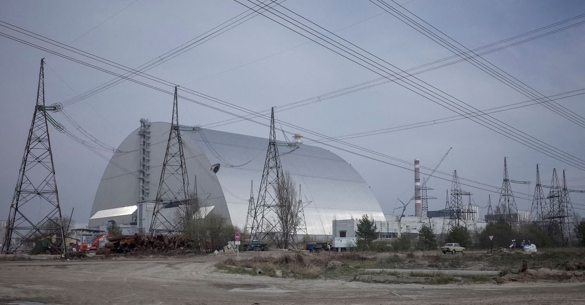 Ucraina, le truppe russe stanno lasciando la zona di Chernobyl. Kuleba: "Mosca ha esposto i soldati alle radiazioni"