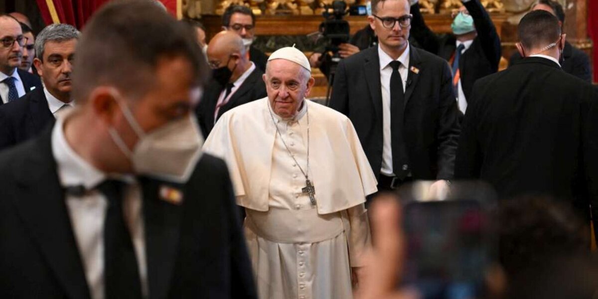 Il Papa a Malta critica i finti cristiani: "Guardiamo a chi lotta tra le onde alte del mare"