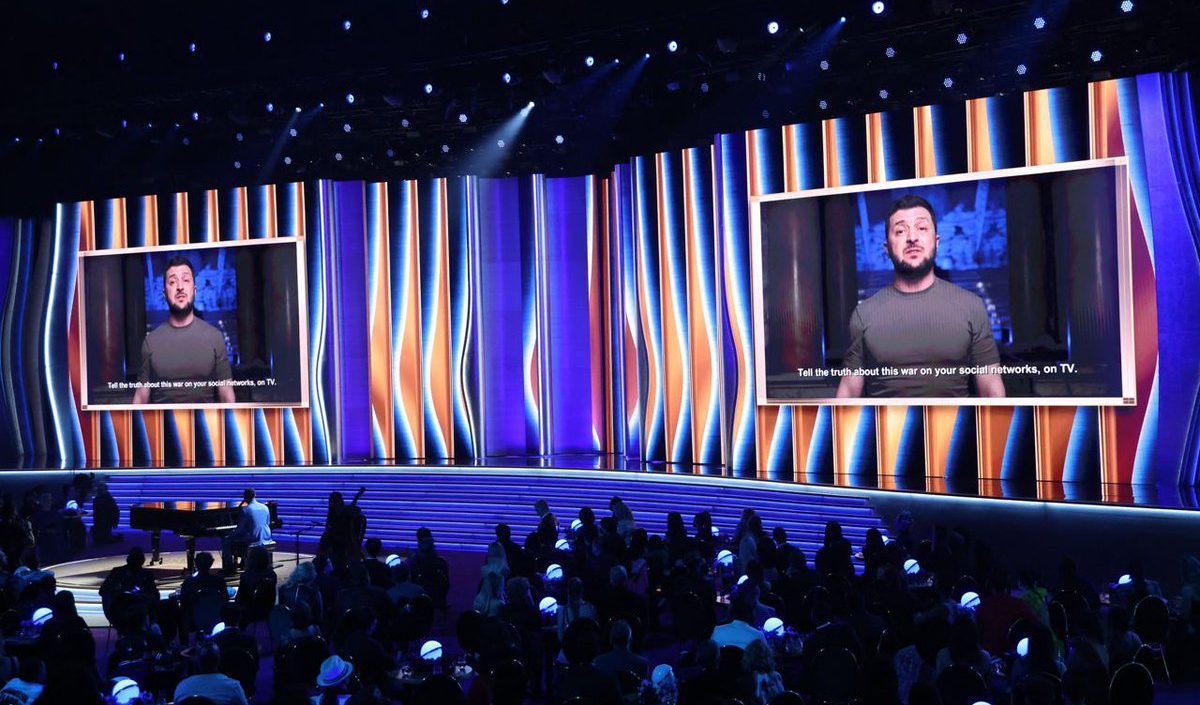 Ucraina, Zelensky a sorpresa ai Grammy: "Riempite il silenzio della morte con la vostra musica"