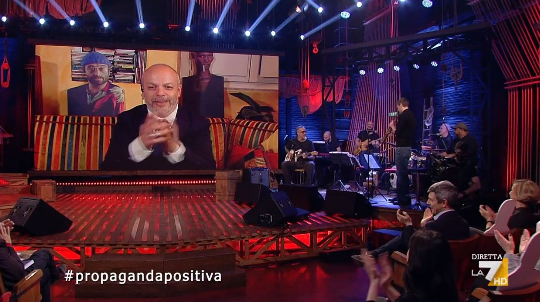 Propaganda Live, Diego Bianchi "positivo" conduce a distanza in giacca e cravatta