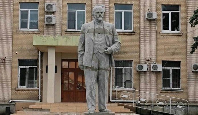Ucraina, eretta statua di Lenin nella città di Henichesk occupata dai russi Ucraina, eretta statua di Lenin nella città di Henichesk occupata dai russi