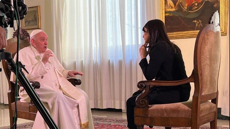 L'intervista di Lorena Bianchetti a Papa Francesco: "Nei colloqui di pace mancano le donne"