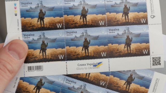 Ucraina, a ruba il francobollo sulla nave russa Moskva con l'insulto dei soldati dell'Isola dei Serpenti