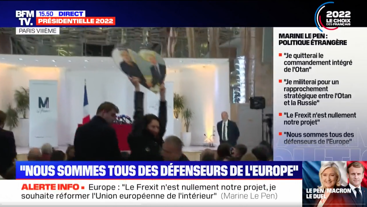 Francia, una militante mostra una foto di Le Pen e Putin: trascinata via dalla sicurezza