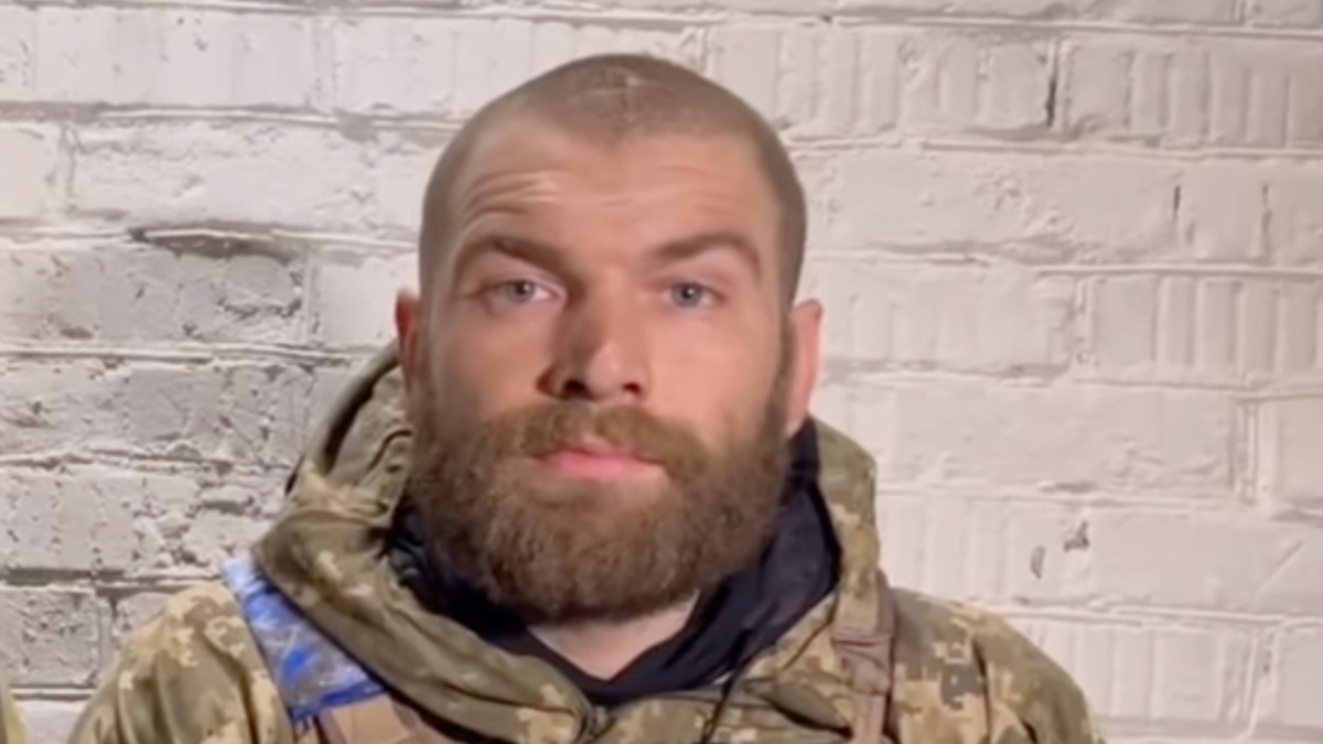 Il comandante ucraino Volynsky: "Evacuare i civili da Mariupol o i russi li fucileranno"