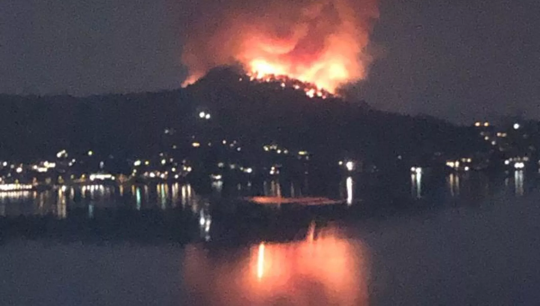 Angera, l'incendio ha distrutto 9 ettari di bosco: almeno 50 gli sfollati