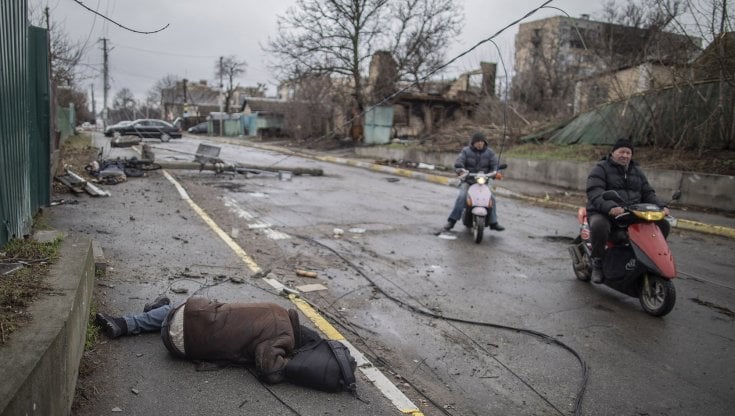 Bucha, la Russia: "Tutta una messinscena". Il governo tedesco: "Posizione insostenibile"