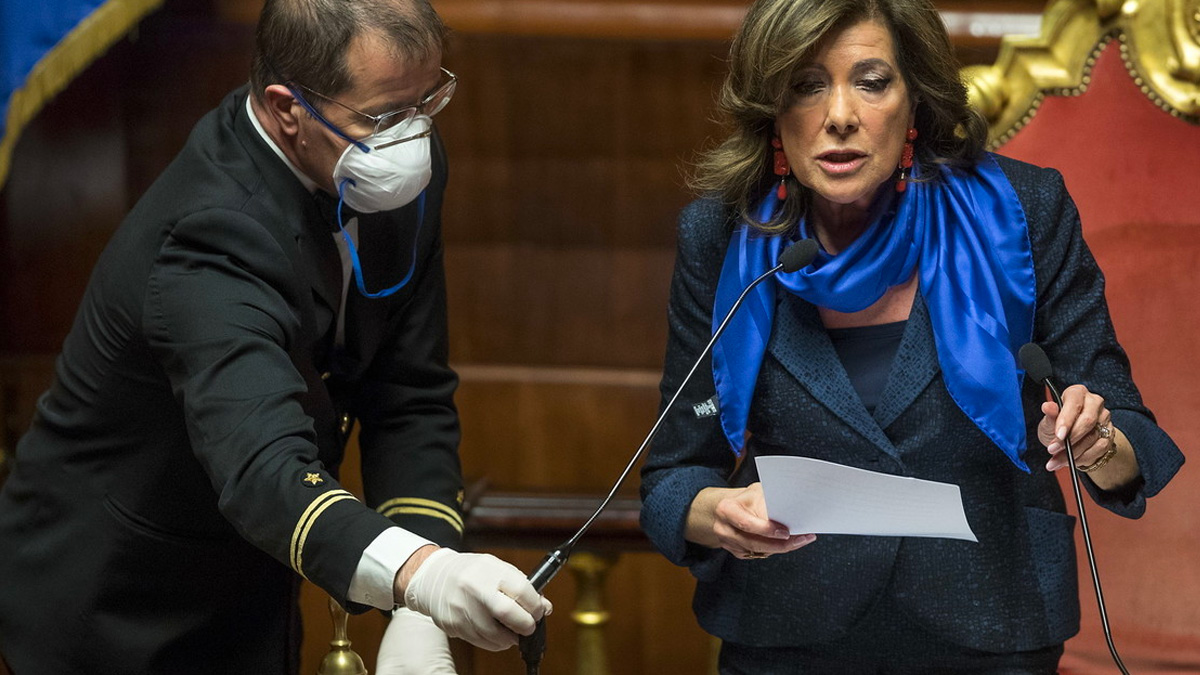 Pasolini, la clamorosa gaffe di Casellati in Senato: lo chiama "Gianpaolo" davanti a una sbigottita Dacia Maraini