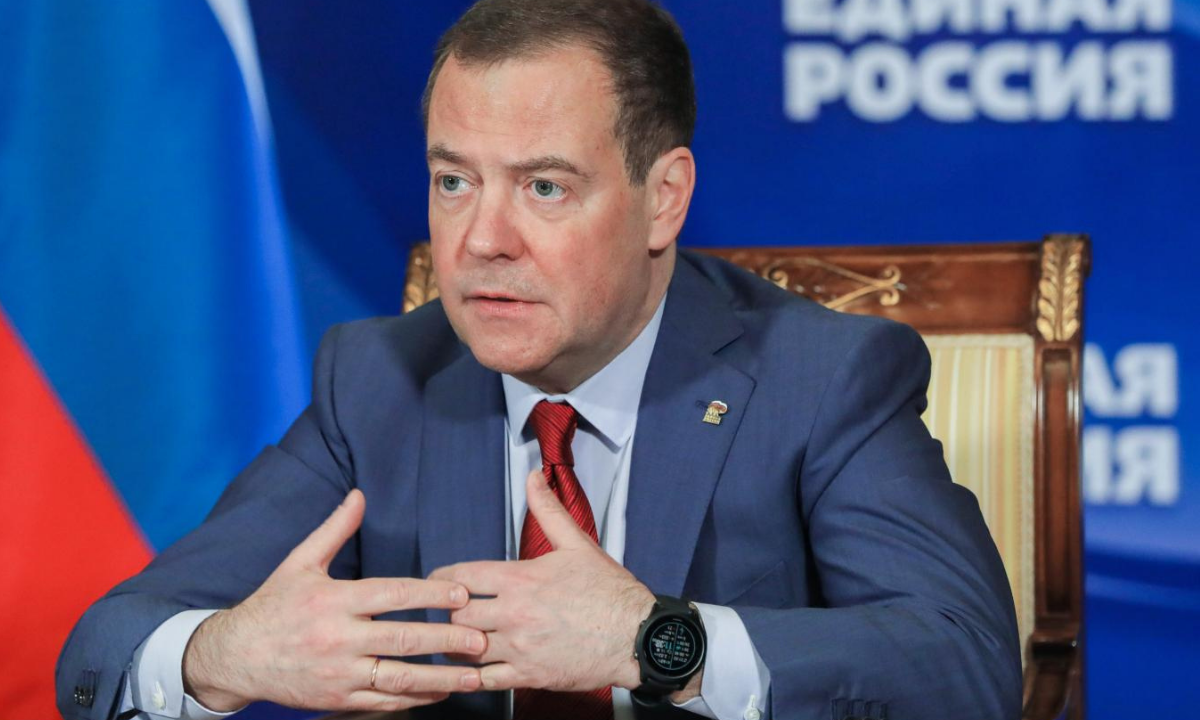 Medvedev ai soldati russi che hanno invaso l'Ucraina: "Proteggete il mondo e la Patria"